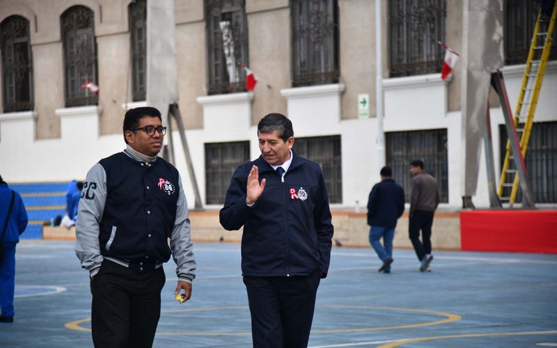 Una docente conversa con una estudiante