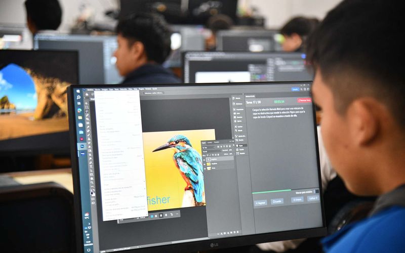 Estudiantes trabajando con un programa de edición de imágenes en la computadora