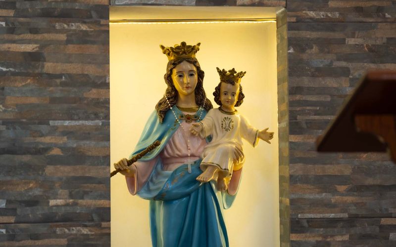 Imagen de María Auxiliadora con el Niño en una hornacina