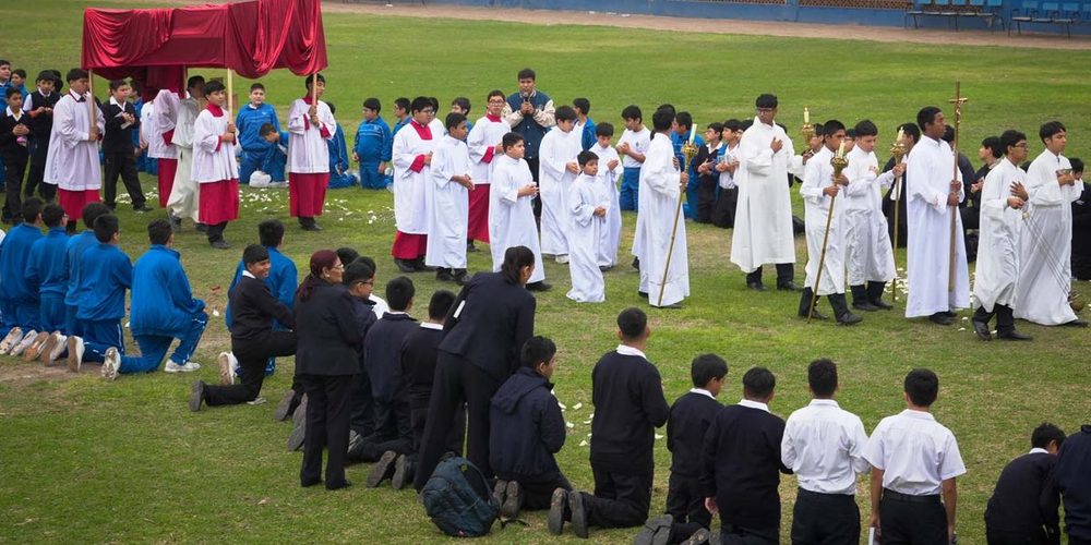 Procesión del Corpus Christi con los estudiantes de la Red: una parroquia que evangeliza