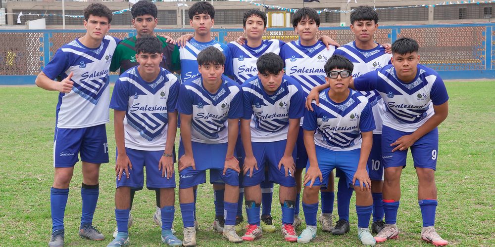 Estudiantes de la Red Salesiana reunidos en el campo deportivo: un patio para encontrarse