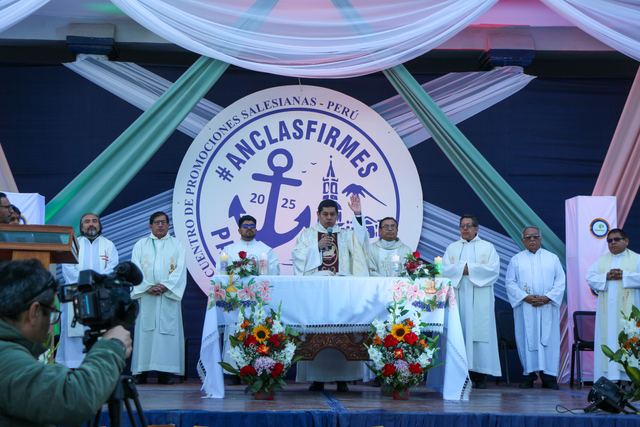 Sacerdotes celebran la Eucaristía en un altar frente al logo #AnclasFirmes