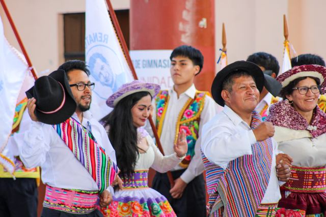 Bailarines con trajes típicos celebran la bienvenida en el escenario