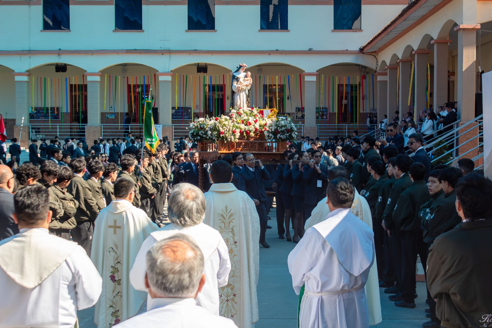 Procesión de Santa Rosa de Lima en el patio del colegio con cientos de estudiantes